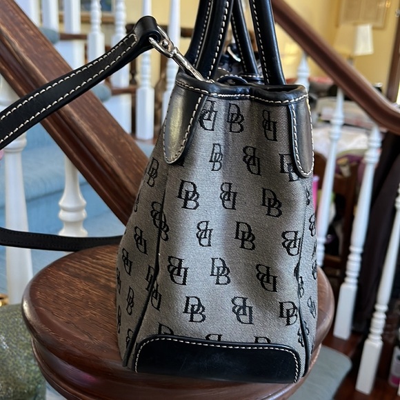 Dooney & Bourke Signature print gray/black satchel/Crossbody Silvertone buckle - Picture 4 of 12